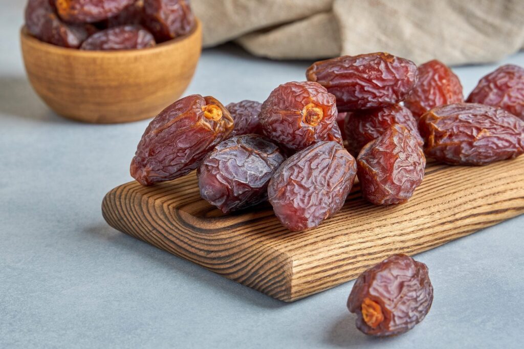 آیا خرما جایگزین مناسبی برای قند است؟ راهنمای کامل فواید، مضرات و روش مصرف