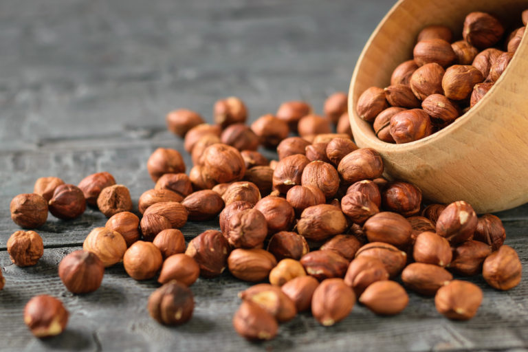 چگونه فندق تازه را تشخیص دهیم؟ ۸ نشانه مهم قبل از خرید